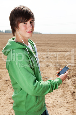 Teenager hört von Smartphone Musik 600