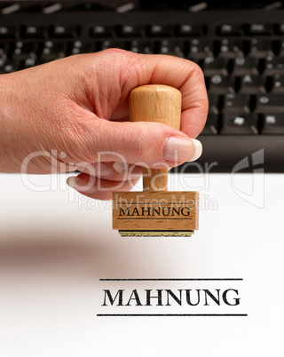 Mahnung - Stempel mit Hand