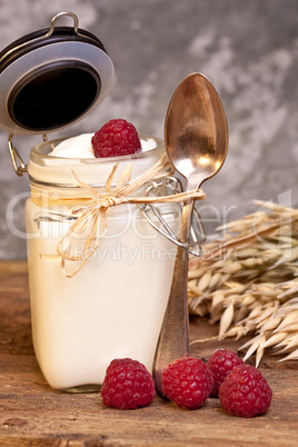 Joghurt mit Himbeeren