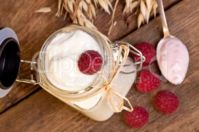 Joghurt mit Himbeeren