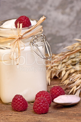 Joghurt mit Himbeeren