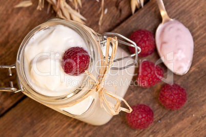 Joghurt mit Himbeeren