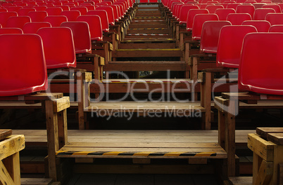 Rote Sitzreihen
