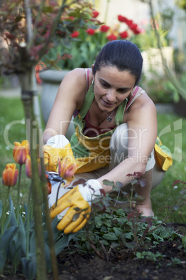Frau bei Gartenarbeit