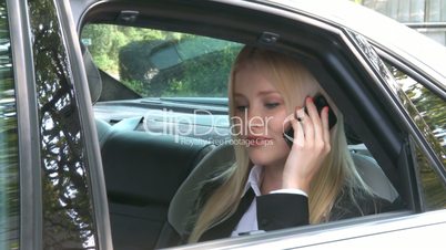 Wunderschöne Frau telefoniert im Auto