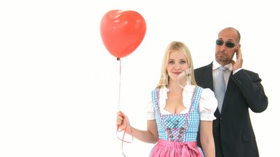 Frau im Dirndl mit Bodyguard