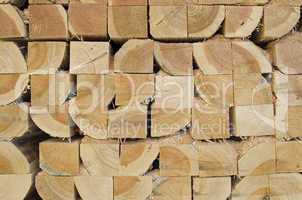 Gestapeltes Holz auf einer Baustelle