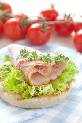 Schinkenbrötchen / english muffin with ham