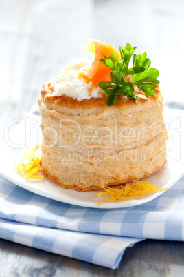 Pastete mit Lachs und Frischkäse / vol au vent with salmon and c