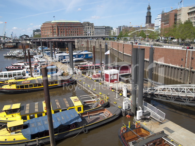 Barkassen im Hamburger Hafen, im Hintergrund der Michel