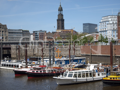 Barkassen im Hamburger Hafen, im Hintergrund der Michel