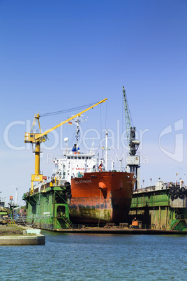 Schwimmdock mit Schiff