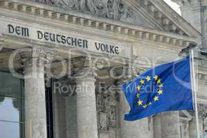 Fahnen am Reichstag in Berlin