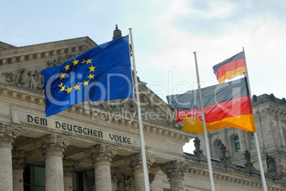 Fahnen am Reichstag in Berlin