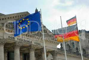 Fahnen am Reichstag in Berlin