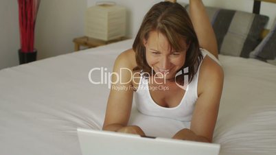 HD1080p25 Frau auf dem Bett surft im Internet