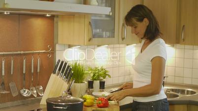 HD1080p25 Frau in der Küche beim kochen