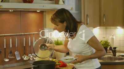 HD1080p25 Frau in der Küche beim kochen
