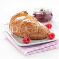 Croissant und Konfitüre / croissant and jam
