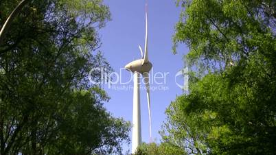 Windkraftanlage in der Natur