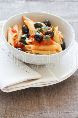 Rigatoni mit Oliven und Tomaten - Rigatoni with Olives and Tomat