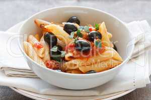 Rigatoni mit Oliven und Tomaten - Rigatoni with Olives and Tomat