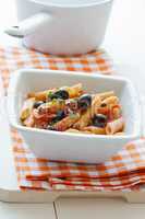 Rigatoni mit Oliven und Tomaten - Rigatoni with Olives and Tomat