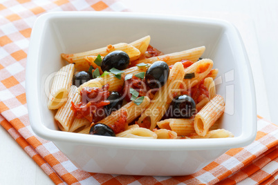 Rigatoni mit Oliven und Tomaten - Rigatoni with Olives and Tomat