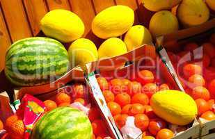 Früchte Melonen und Orangen am Marktstand