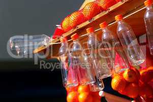 Orangen und Apfelsinen mit Saftflaschen