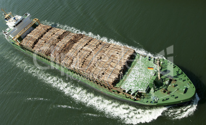 Holzfrachter auf dem Nord-Ostsee-Kanal bei Kiel