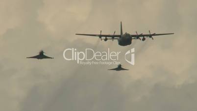 zwei Eurofighter und eine Hercules