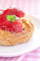 Erdbeerplunder / danish pastry with strawberry