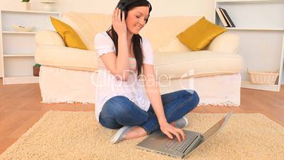 junge Frau hört Musik über Laptop