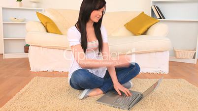 junge Frau mit Laptop