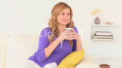 junge Frau trinkt Tee