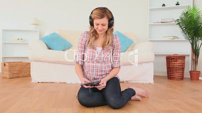 junge Frau hört Musik mit i-phone und Kopfhörern