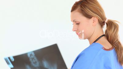 junge Ärztin betrachtet Röntgenbilder