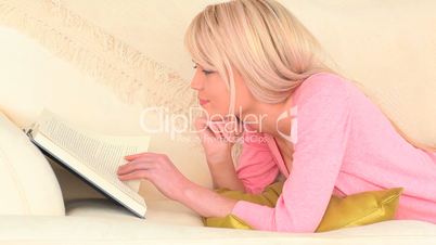 junge Frau beim lesen