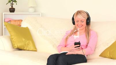 junge Frau hört Musik mit i-phone und Kopfhörern