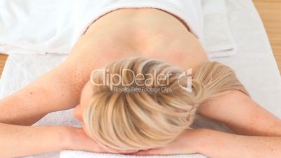 junge Frau erfreut sich einer Massage