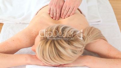 junge Frau erfreut sich einer Massage