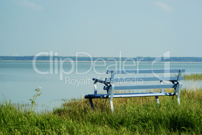 Blaue Bank am Meer