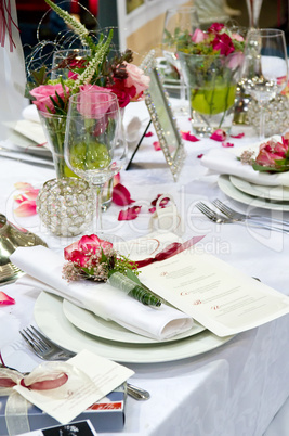 Gedeckte Festtafel mit Rosendekoration Covered banquet with red