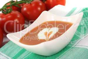 Tomatensuppe mit Sahneklecks
