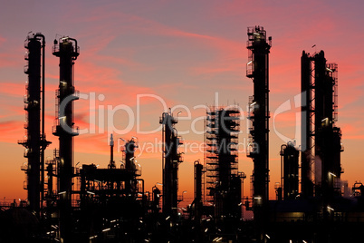 Raffinerie bei Sonnenuntergang