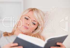 Junge blonde Frau liest ein Buch