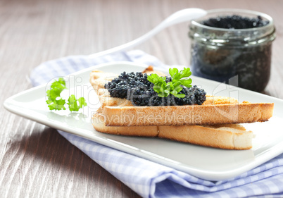 frischer Kaviar auf Toast / fresh caviar on toast