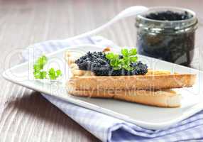 frischer Kaviar auf Toast / fresh caviar on toast