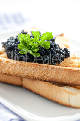 schwarzer Kaviar auf Toast / black caviar on toast